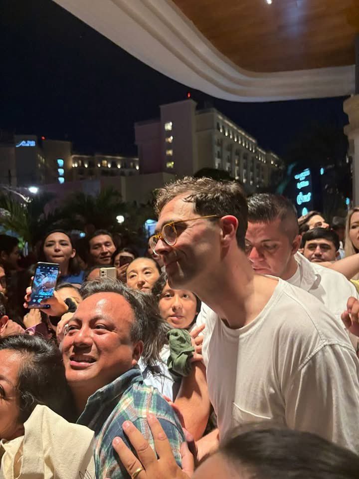 Indie5051's tweet photo. Keane salió de su hotel para saludar a sus fans, luego de la cancelación de su show en Mérida, Yucatán... https://t.co/YSEvTKls5I