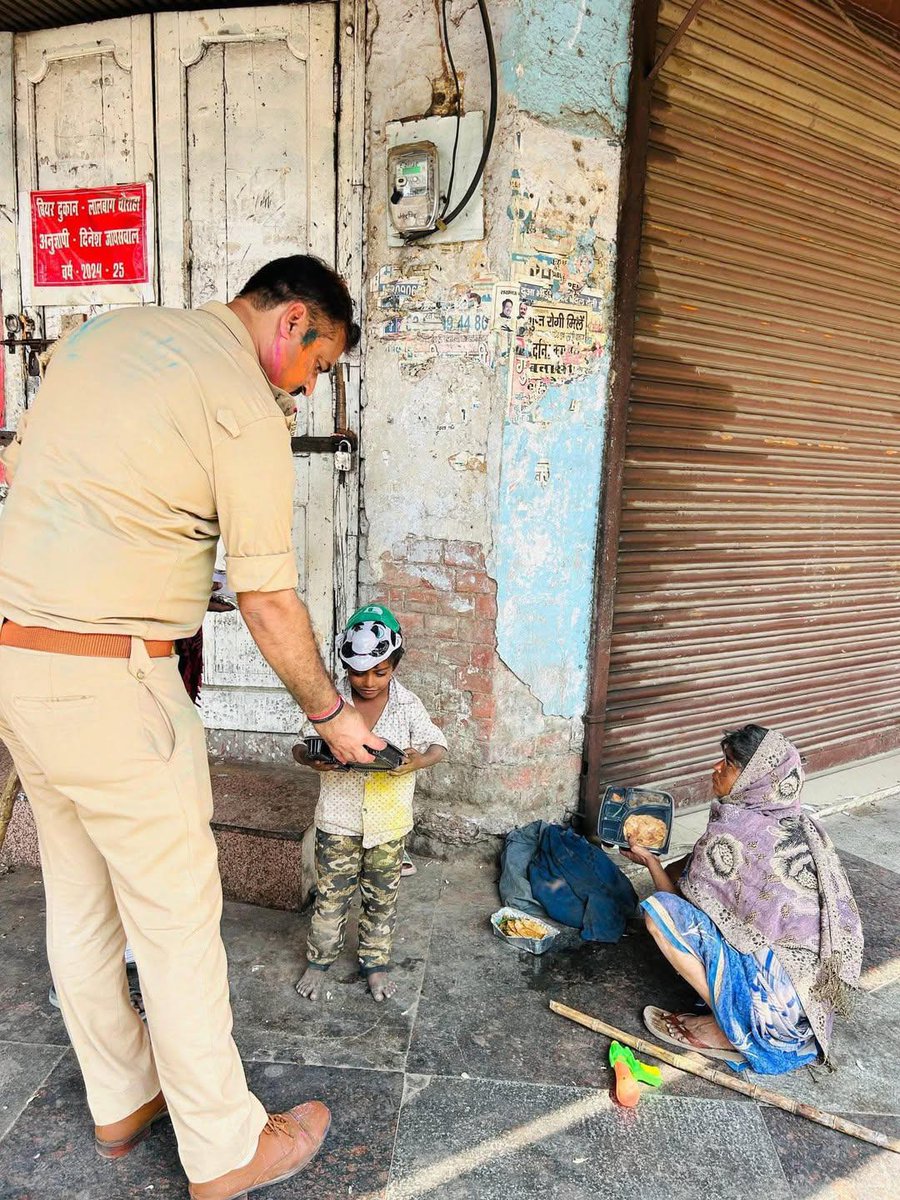 राजस्थान पुलिस के जवान इस बार होली उत्सव पुलिस होली नहीं खेल रहे है 
नाराजगी का कारण है राजस्थान पुलिस कांस्टेबल से पुलिस निरीक्षक की DPC व अन्य विशेष मांगे जो अभी क पूरी नहीं की गई.
#पुलिस_होली_बहिष्कार 
#राजस्थान_पुलिस #Police_holi_boycut
<a href="/RajasthanNews/">Rajasthan News</a>  <a href="/BhajanlalSharma/">Bhajan lal sharma</a>