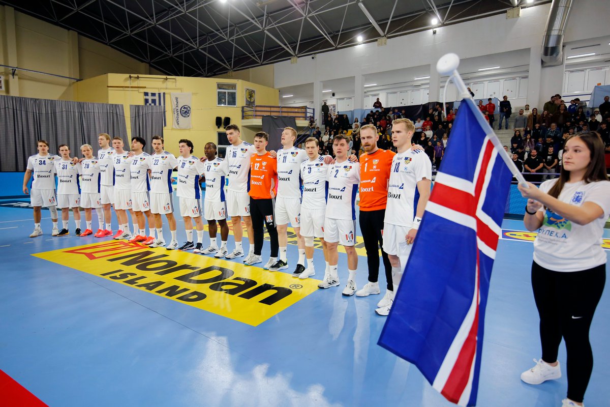 Fjórði leikur Íslands í undankeppni EM 2026 fer fram í dag þegar strákarnir okkar mæta Grikklandi. Leikurinn hefst 16:00 og er uppselt á leikinn. Með sigri tryggir landsliðið sér sæti á EM 2026

Leikmannahóp Íslands má finna á hsí.is