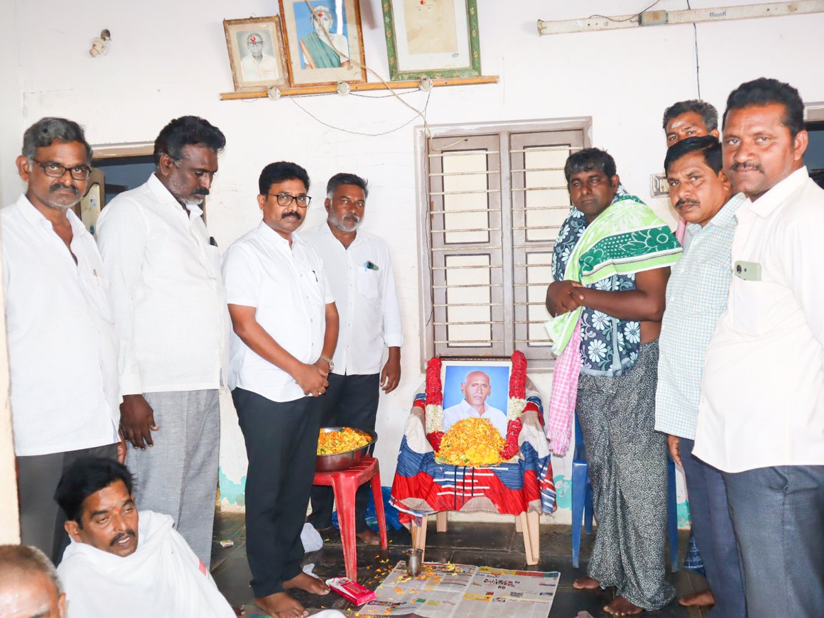 AudimulapSuresh's tweet photo. సింగరాయకొండ మండలం కలికివాయి గ్రామంలో కీ.శే. వీర రాఘవులు గారి దశదిన కార్యక్రమంలో పాల్గొని ఆయన చిత్ర పటానికి నివాళులు అర్పించిన మాజీ మంత్రివర్యులు, వైయస్ఆర్ సీపీ PAC సభ్యులు, కొండేపి నియోజకవర్గ ఇంఛార్జి డాక్టర్ ఆదిమూలపు సురేష్ గారు.
#PayingTributes https://t.co/RKTjHPPmuy