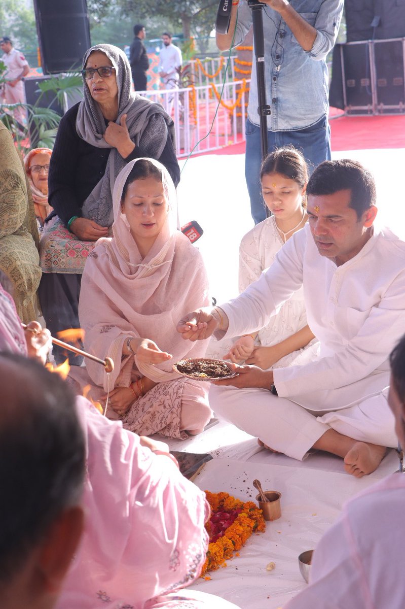 आपके सपने-हमारा संकल्प। 

प्रियजनों के साथ आज सुबह हवन और प्रार्थना कर परम पूजनीय पिता जी, डॉक्टर साहिब सिंह जी के 82वें जन्मदिवस पर उनका आशीर्वाद लिया। शत-शत नमन 🙏