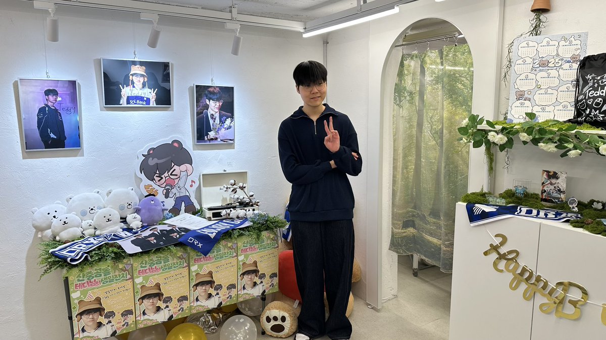 Happy_Teddy_Day's tweet photo. ｡ﾟﾟ･｡･ﾟﾟ｡
ﾟ。  카페 후기 📝
    ﾟ･｡･ﾟ

선수님께서 카페에 방문해 많은 팬 분들과 생일 카페를 즐기고 가셨습니다!

다들 행복한 시간 보내셨길 바라며 타래로 선수님과 즐기셨던 순간들의 사진들을 남겨드리겠습니다 😁 https://t.co/BPfeyrmwnl