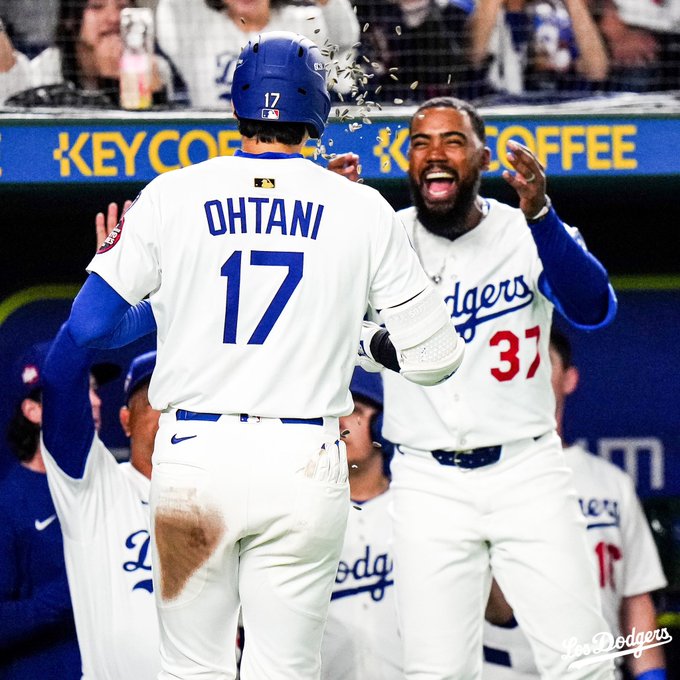 Shohei Ohtani es recibido por Teoscar Hernández con semillas de girasol en el dugout.