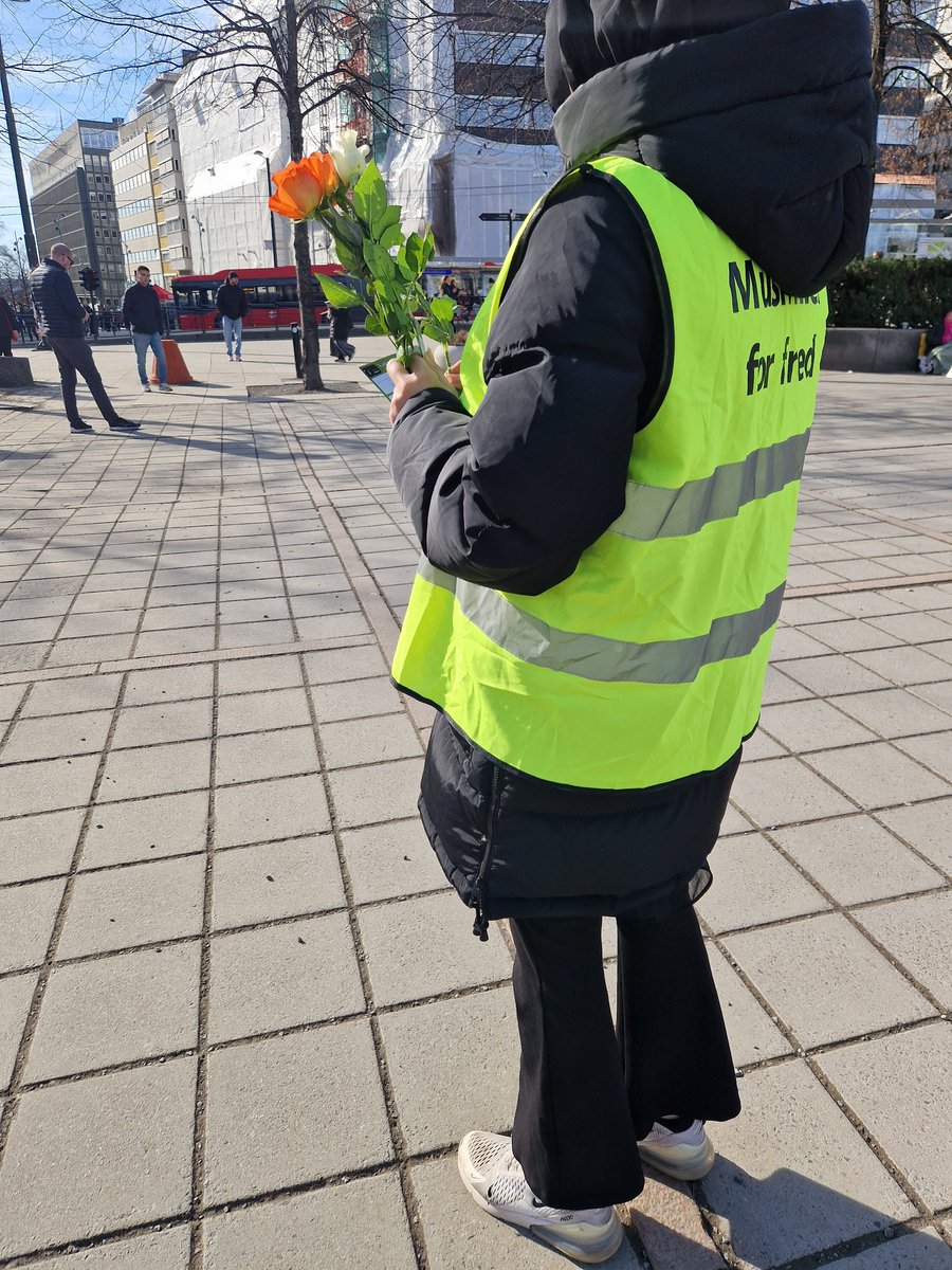 TheStudent91's tweet photo. Today, me &amp; my little sisters are at a stand in Oslo city center to mark UN's day to prevent #Islamophobia. We are handing out roses, cookies &amp; chocolates while fasting ourselves to spread the message of love &amp; peace on behalf of Allah's most beloved religion, Islam
@LajnaNorge https://t.co/OGXbaKyqZ7