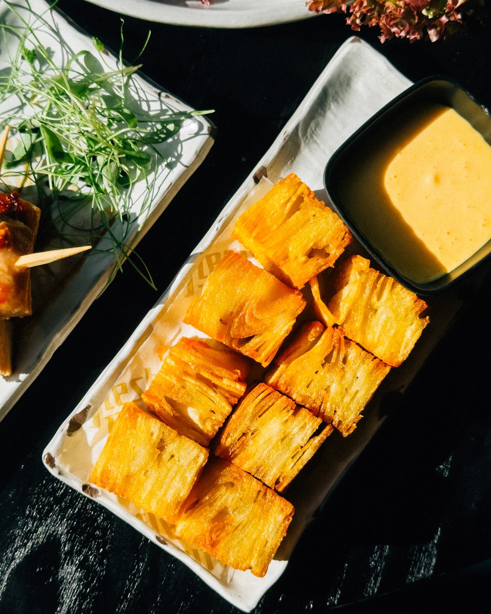 Get ready to crunch into our Beef Fat Potato Chips. Crispy and totally addictive. One bite, and you’ll be hooked. 🔥 #SnackGoals #FleshAndBuns