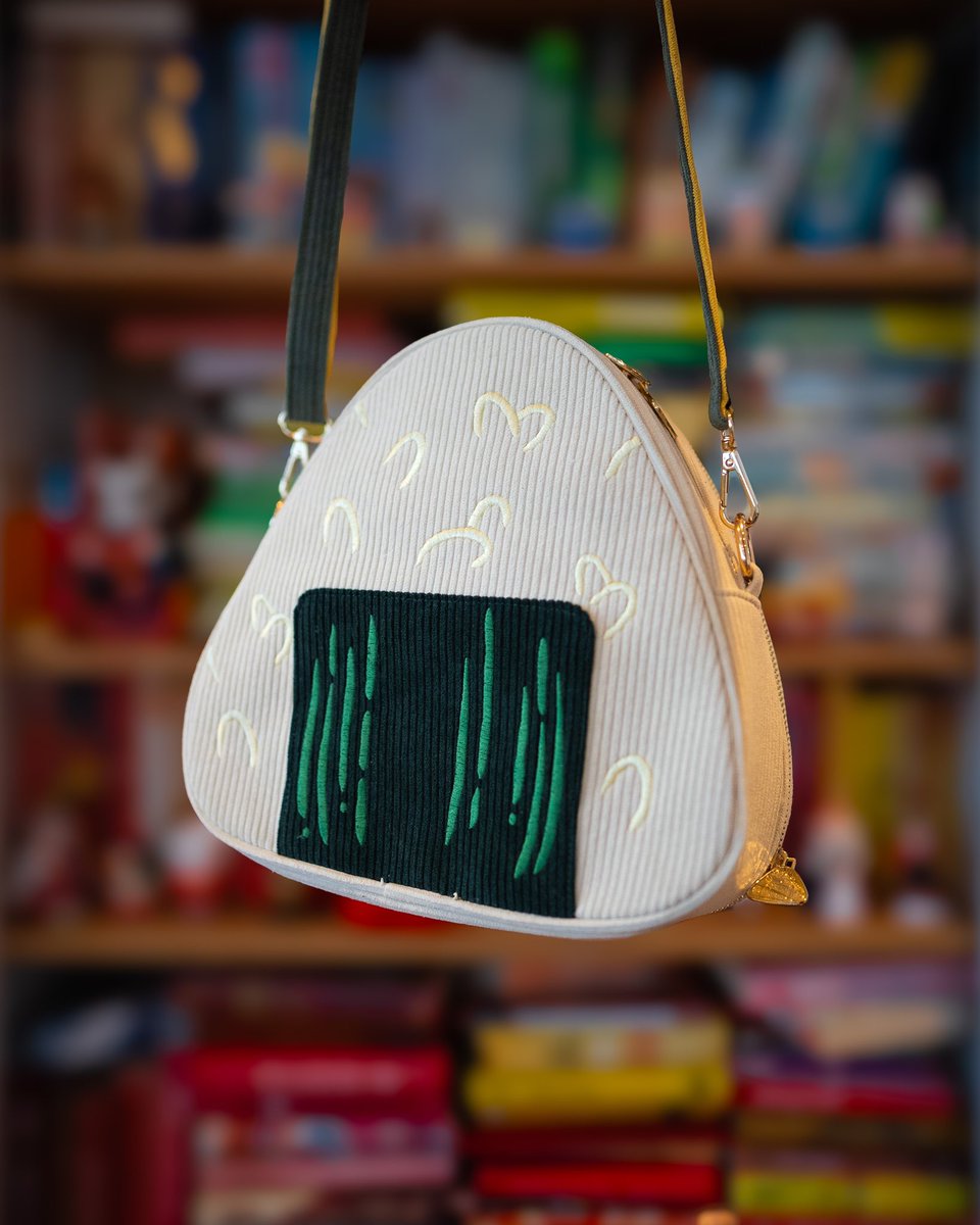KabujiroK's tweet photo. My onigiri shoulder ita bag is finally up for pre-order!
It’s made out of a soft corduroy fabric with custom embroidery and custom onigiri shaped zippers!

The back features a large ita bag window for all of your charms and pins, and comes with two double-sided inserts! https://t.co/6fuCFER2Tf