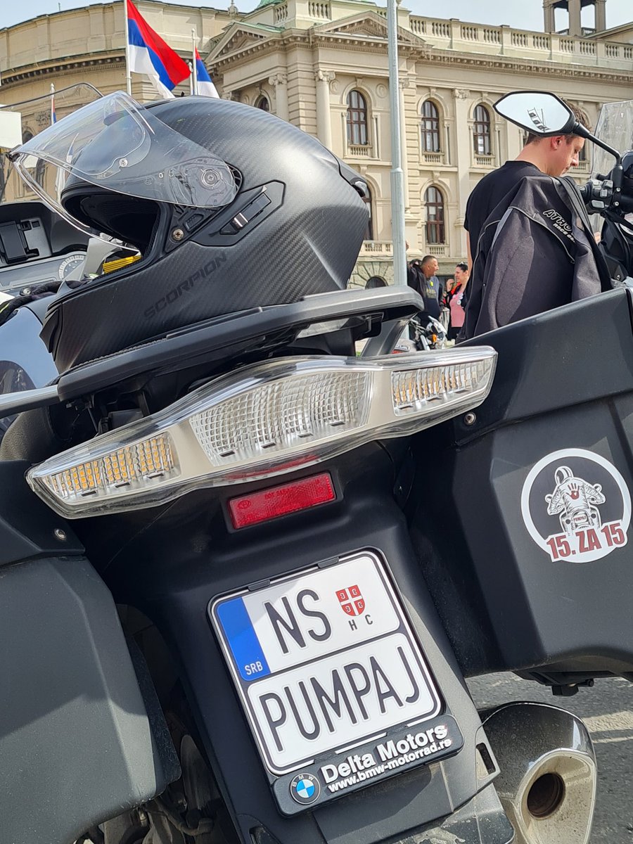 Dejanov beemve je samo eden od blizu 2000 motorjev z motoristi, ki so danes pripeljali v Beograd, da bi protirežimske študente čuvali pred možnimi Vučićevimi batinaši. Več ima <a href="/vecer/">Večer</a>