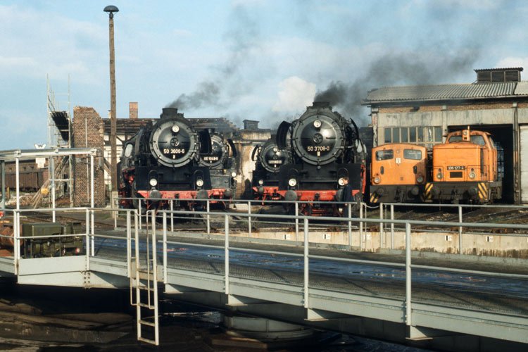 KnabeSanny's tweet photo. #DDR #Erinnerungen 
@KnabeSanny  #Oebisfelde, #Altmark, SachsenAnhalt , 
Ex- #Grenzbatalion #23GrT =GrenzTruppe #KalbeMilde ,GüSt =GrenzÜbergangsStelle der #NVA =NationaleVolksarmee DDR,#InterzonenZug 
Ex-BW=Bahnbetriebswerk der #DR=Deutschen Reichsbahn
#Kindheit #DDR https://t.co/ZUdGx8Xodb