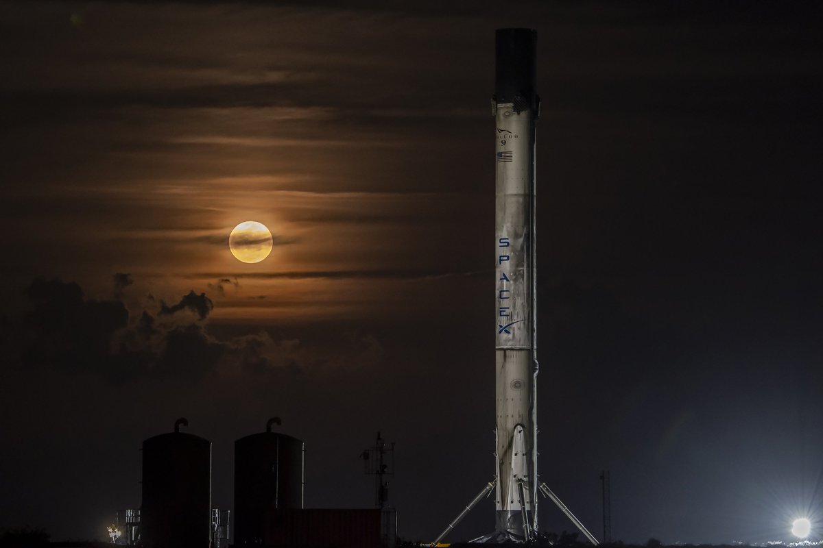 纯粹的美感，谁知道SpaceX的发射还是一场艺术体验。