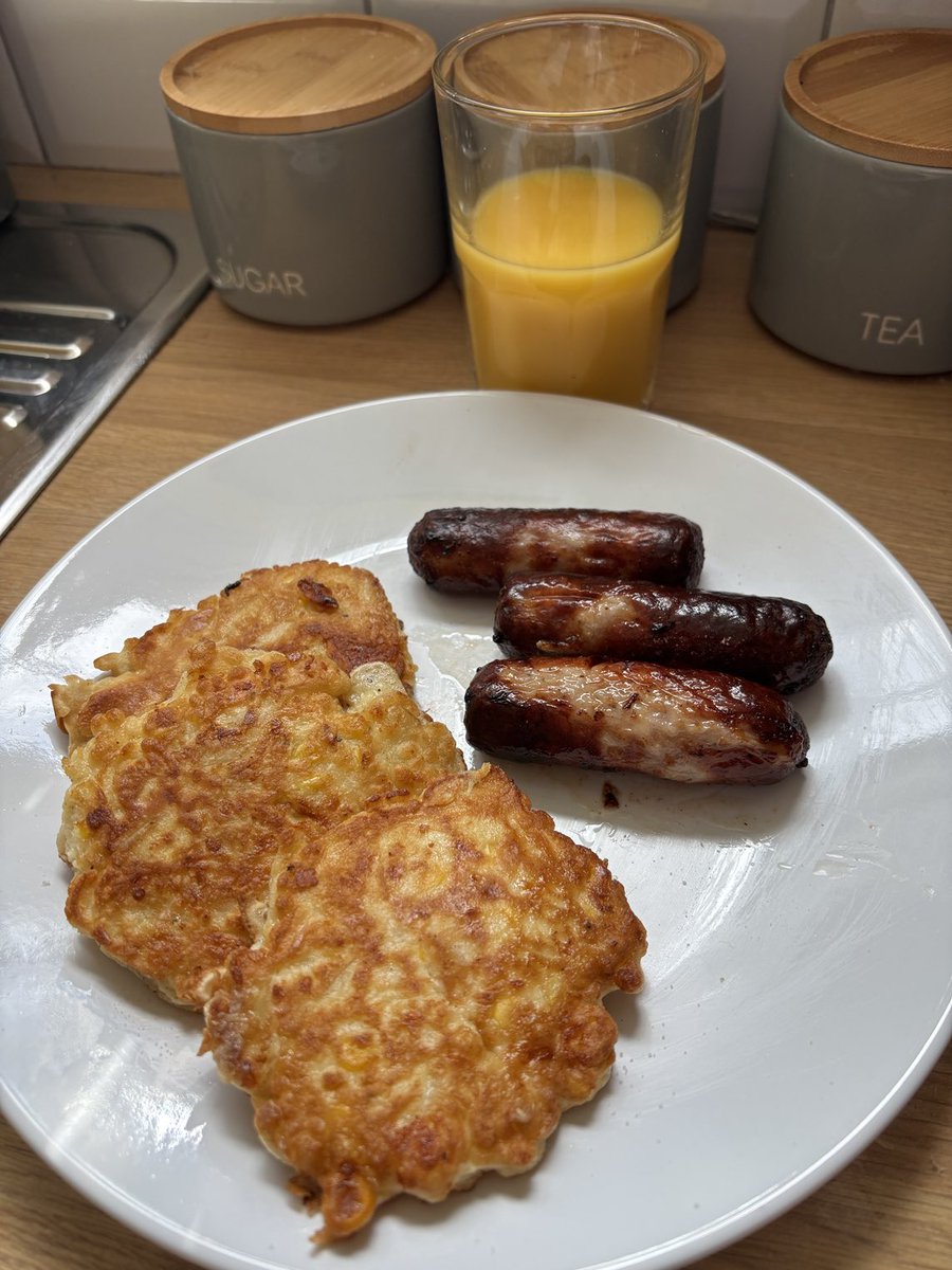 Match day brek… Butchers sausages and my home made sweetcorn and cheese fritters. ( thats not a sharing plate.. it’s MINE. Wun need to eat now til 1 ish… ) hope its a good un 🏴󠁧󠁢󠁷󠁬󠁳󠁿 🏴󠁧󠁢󠁥󠁮󠁧󠁿 🙏🏻
