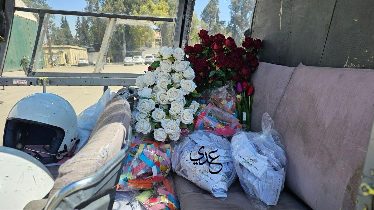 في ساحة الأمويين بدمشق حلقت قبل قليل الطائرات المروحية، لكن هذه المرة لم تُلقِ براميل الموت، بل أمطرت السماء وروداً بدلاً من القنابل..

#ذكرى_الثورة_السورية
#سوريا_الحرة