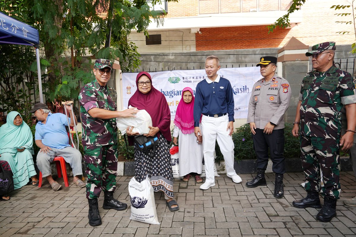 Kodim_0503JB's tweet photo. Komandan Korem 052/Wijayakrama, Brigjen TNI Zulhadrie S. Mara, M. Han,. bersama Bpk Fujianto (Yayasan Budha Tsuchi) dan didampingi Komandan Kodim 0503/Jakarta Barat, Letkol Kav Sigit Dharma Wiryawan, S.H. menggelar kegiatan sosial menyalurkan 1.500 paket sembako kepada Masyarakat https://t.co/Uk752Jc47V