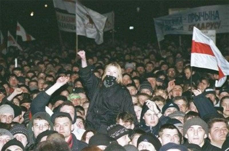 25 гадоў таму ў Мінску прайшоў “Марш свабоды”. 

Як і падчас першага Маршу 1999-га, удзельнікі хацелі выказацца супраць інтэграцыі з Расіяй і ў абарону дэмакратыі і правоў чалавека. Тады 15 сакавіка — Дзень канстытуцыі — яшчэ не стаў выключна чырвона-зялёным днём календара.