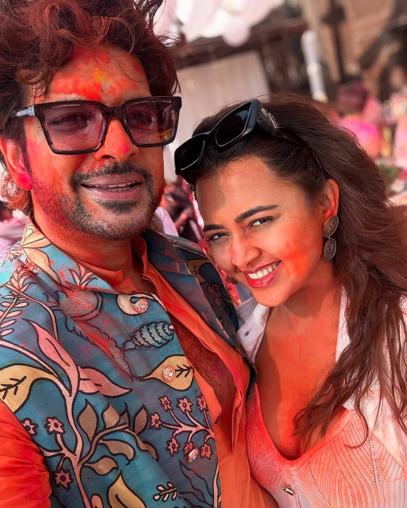 Tejasswi Prakash FC (@_tejasswifc) on Twitter photo These pictures of <a href="/itsmetejasswi/">Tejasswi Prakash</a> & <a href="/kkundrra/">Karan Kundrra</a> Holi celebration is all things love!🥰
#KaranKundrra #TejasswiPrakash #TejRan #TejRanFam #TejaTroops <a href="/TejasswiAd/">𝓣𝓮𝓳𝓪𝓼𝓼𝔀𝓲 𝓐𝓭𝓶𝓲𝓻𝓮𝓻𝓼 🧜♀️</a> <a href="/Tejasswistann/">Tejasswi Prakash Parody Account</a> These pictures of <a href="/itsmetejasswi/">Tejasswi Prakash</a> & <a href="/kkundrra/">Karan Kundrra</a> Holi celebration is all things love!🥰
#KaranKundrra #TejasswiPrakash #TejRan #TejRanFam #TejaTroops <a href="/TejasswiAd/">𝓣𝓮𝓳𝓪𝓼𝓼𝔀𝓲 𝓐𝓭𝓶𝓲𝓻𝓮𝓻𝓼 🧜♀️</a> <a href="/Tejasswistann/">Tejasswi Prakash Parody Account</a>