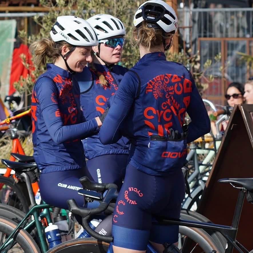 Today = Race day 🙌 Our ladies are at the start of the #RondevanOudVossemeer. The start is at 13:30 and the race is 60 km.

🚴‍♀️Line up
<a href="/j/">j</a>.leec 
@loesrozenburg 
@maaikenijland 
@smitnoor2004 
@silkeb_cycling 

Go go go 🚀🚀🚀