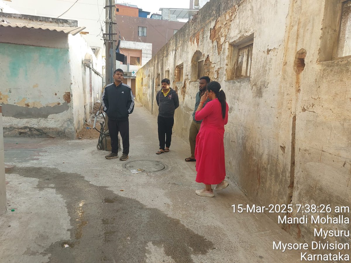 mysurucitycorp's tweet image. ಇಂದು ಮೈಸೂರು ಮಹಾನಗರ ಪಾಲಿಕೆಯ ವಲಯ ಕಛೇರಿ-07ರ ವ್ಯಾಪ್ತಿಯಲ್ಲಿ ಬರುವ ವಾರ್ಡ್ ನಂ.26ರಲ್ಲಿ ಮನೆ ಮನೆ ತ್ಯಾಜ್ಯ ಸಂಗ್ರಹಣೆಯನ್ನು ಪರಿಶೀಲನೆ ನಡೆಸಿದ್ದರು. ಈ ಸಂದರ್ಭದಲ್ಲಿ ಶ್ರೀ ಮೃತ್ಯುಂಜಯ, ಸಹಾಯಕ ಕಾರ್ಯಪಾಲಕ ಅಭಿಯಂತರರು, ಶ್ರೀಮತಿ ಕೆ ಚಿನ್ಮಯಿ, ಪರಿಸರ ಅಭಿಯಂತರರು, ಹಾಗೂ ಆರೋಗ್ಯ ನಿರೀಕ್ಷಕರು ಹಾಜರಿದ್ದರು. #SHS2024 #sbmurbangov