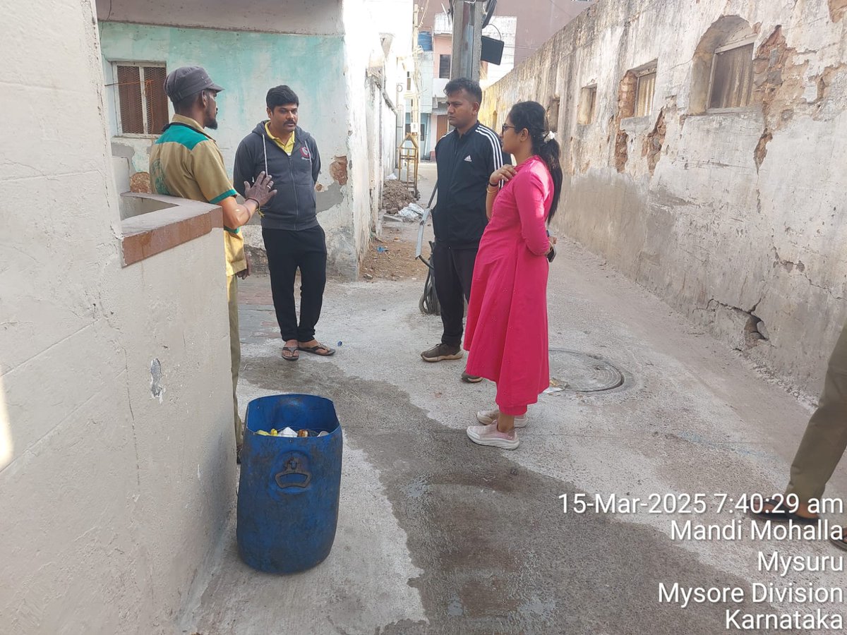mysurucitycorp's tweet image. ಇಂದು ಮೈಸೂರು ಮಹಾನಗರ ಪಾಲಿಕೆಯ ವಲಯ ಕಛೇರಿ-07ರ ವ್ಯಾಪ್ತಿಯಲ್ಲಿ ಬರುವ ವಾರ್ಡ್ ನಂ.26ರಲ್ಲಿ ಮನೆ ಮನೆ ತ್ಯಾಜ್ಯ ಸಂಗ್ರಹಣೆಯನ್ನು ಪರಿಶೀಲನೆ ನಡೆಸಿದ್ದರು. ಈ ಸಂದರ್ಭದಲ್ಲಿ ಶ್ರೀ ಮೃತ್ಯುಂಜಯ, ಸಹಾಯಕ ಕಾರ್ಯಪಾಲಕ ಅಭಿಯಂತರರು, ಶ್ರೀಮತಿ ಕೆ ಚಿನ್ಮಯಿ, ಪರಿಸರ ಅಭಿಯಂತರರು, ಹಾಗೂ ಆರೋಗ್ಯ ನಿರೀಕ್ಷಕರು ಹಾಜರಿದ್ದರು. #SHS2024 #sbmurbangov