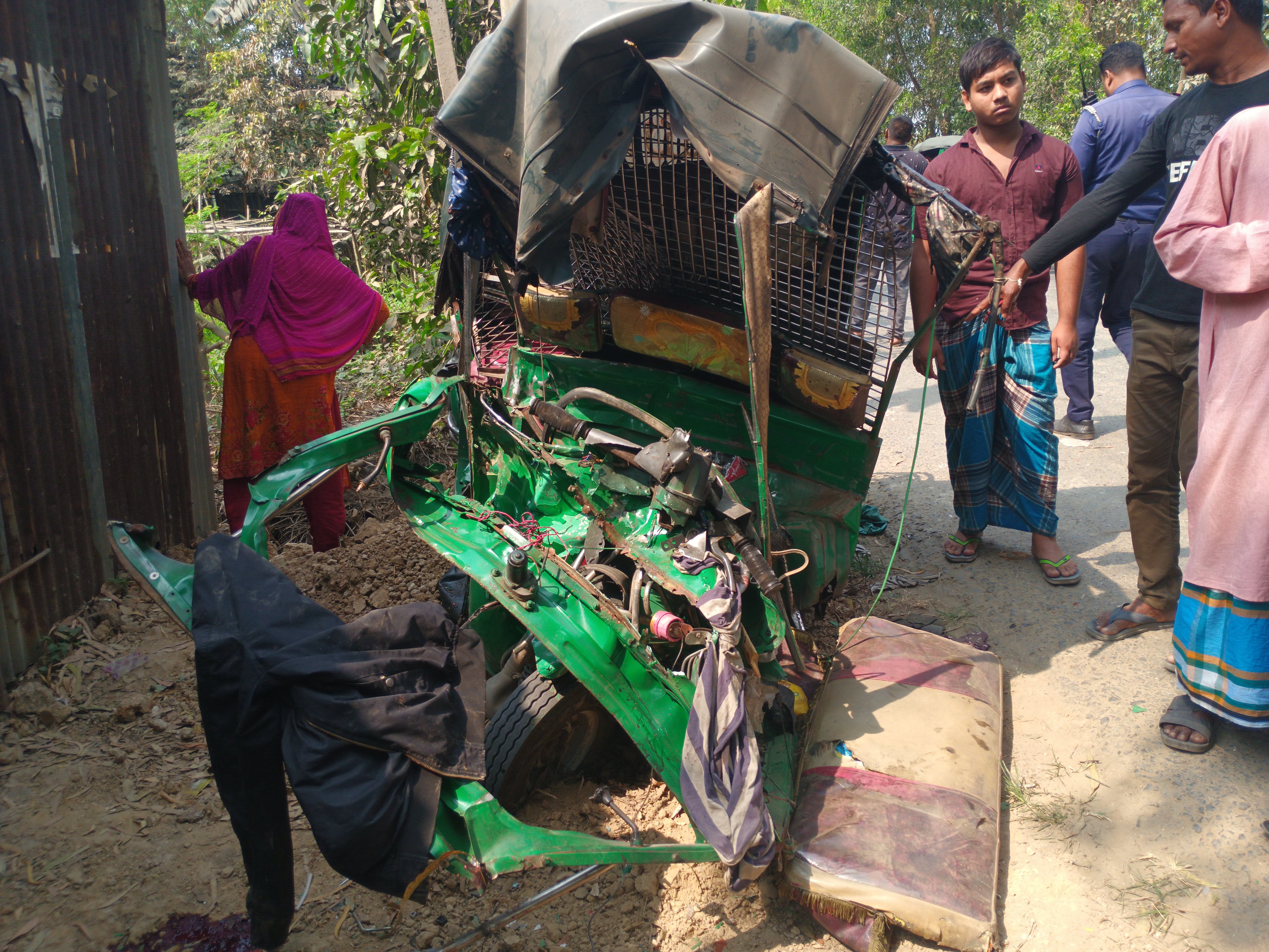কালিয়াকৈরে সড়ক দুর্ঘটনায় নিহত ৩