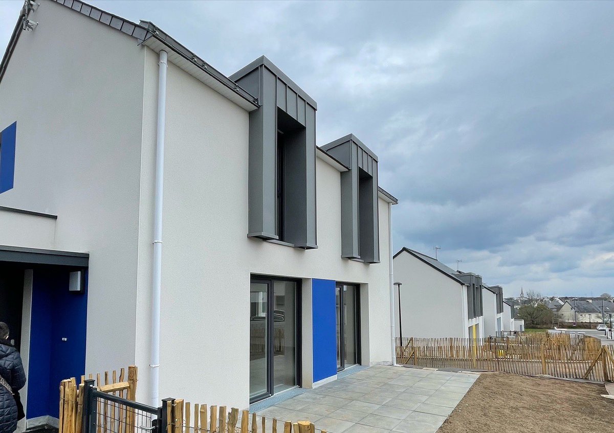 RonanLoas's tweet photo. 🏡 Inauguration de la résidence Victor Segalen à Kerlaran ! 35 locataires (dont 20 enfants) s’installent dans 8 maisons individuelles réalisées par Espacil Habitat, avec le soutien du Département du Morbihan
Un pas de plus pour le logement social ! #Queven #LogementSocial https://t.co/kE7Y0b2B1K