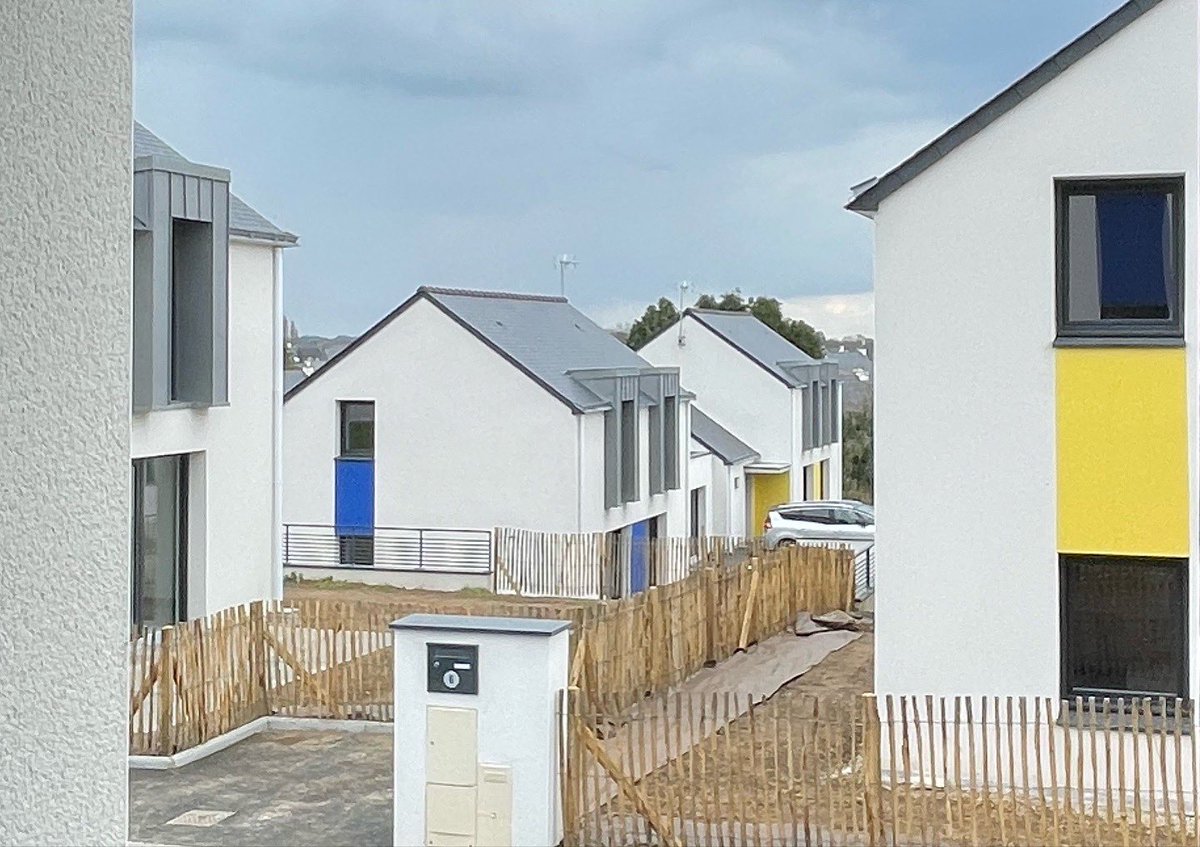 RonanLoas's tweet photo. 🏡 Inauguration de la résidence Victor Segalen à Kerlaran ! 35 locataires (dont 20 enfants) s’installent dans 8 maisons individuelles réalisées par Espacil Habitat, avec le soutien du Département du Morbihan
Un pas de plus pour le logement social ! #Queven #LogementSocial https://t.co/kE7Y0b2B1K