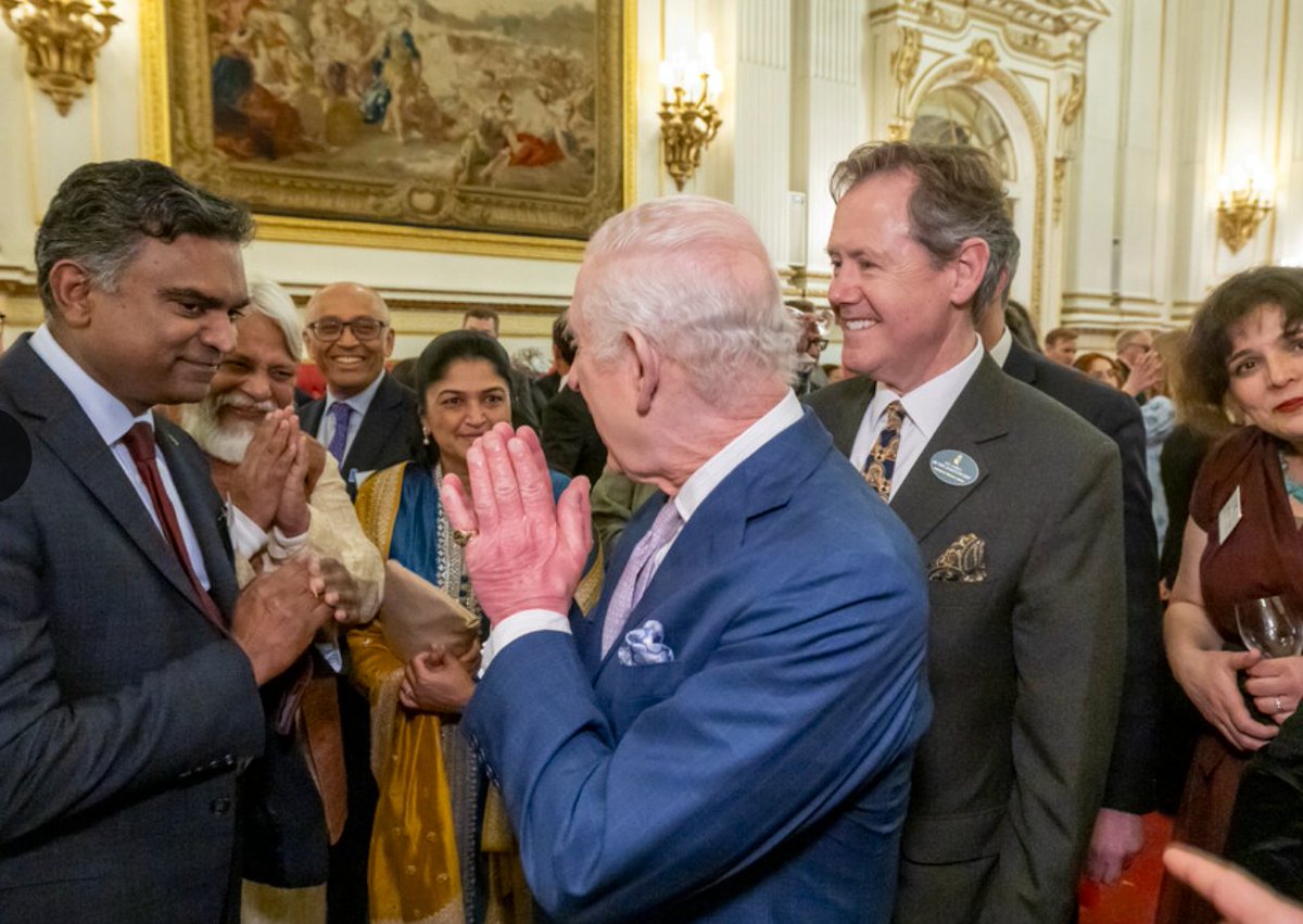 बकिंघम पैलेस, <a href="/UnitedKingdomRX/">United Kingdom</a>  , लंदन में यूनाइटेड किंगडम के श्री  #किंगचार्ल्स जी से  सुखद मुलाकात की और चंबल आने का निमंत्रण दिया।पानी पंचायत पुस्तक के पांचों अध्यायों की जानकारी दी और चौथे अध्याय को दिखाया, जिसमें श्री किंग चार्ल्स जी के अरवरी भ्रमण का फोटो था।