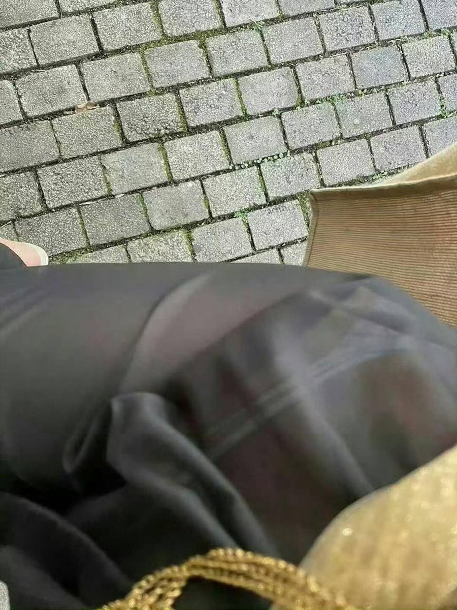 不敢明着玩露出，总可以偷着玩吧～

但是好像被细心的路人发现了，回来的时候被陌生男人尾随了一段，我确定他发现了我的露出行为，但是光天化日，也不怕他对我怎样… https://t.co/SwI89BzySV
