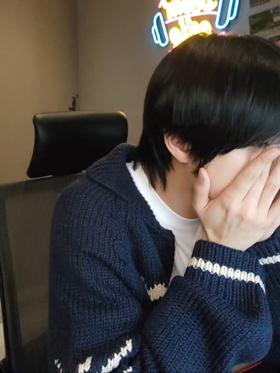문제의 그 라이브
처음 실시간으로 봤을 때는 슬프고 안쓰러웠는데
그동안 있었던 일들 다 알고 다시 보니까 최수빙 말대로 귀엽고 웃기네 아
세상 다 잃은 것처럼 우는데 사실 그 이유가 최수빙이랑 떨어져 있어서(근데 연락은 매일 함) (근데 떨거진 지 10일 됐을 때임)
