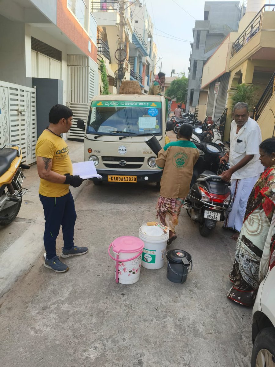 mysurucitycorp's tweet image. ಇಂದು ಮೈಸೂರು ಮಹಾನಗರ ಪಾಲಿಕೆಯ ವಲಯ ಕಛೇರಿ-05ರ ವ್ಯಾಪ್ತಿಯಲ್ಲಿ ಬರುವ ವಾರ್ಡ್ ನಂ.07ರಲ್ಲಿ ಮನೆ ಮನೆ ತ್ಯಾಜ್ಯ ಸಂಗ್ರಹಣೆಯನ್ನು ಪರಿಶೀಲನೆ ನಡೆಸಿದ್ದರು. ಈ ಸಂದರ್ಭದಲ್ಲಿ ವಲಯ ಆಯುಕ್ತರಾದ ಶ್ರೀ ಡಿ. ನಾಗೇಶ್,  ಶ್ರೀ ನವೀನ್, ಪರಿಸರ ಅಭಿಯಂತರರು ಹಾಗೂ ಆರೋಗ್ಯ ನಿರೀಕ್ಷಕರಾದ ಶ್ರೀಮತಿ ಗೀತಾ ಹಾಜರಿದ್ದರು. #mohua #SHS2024 #sbmurbangov