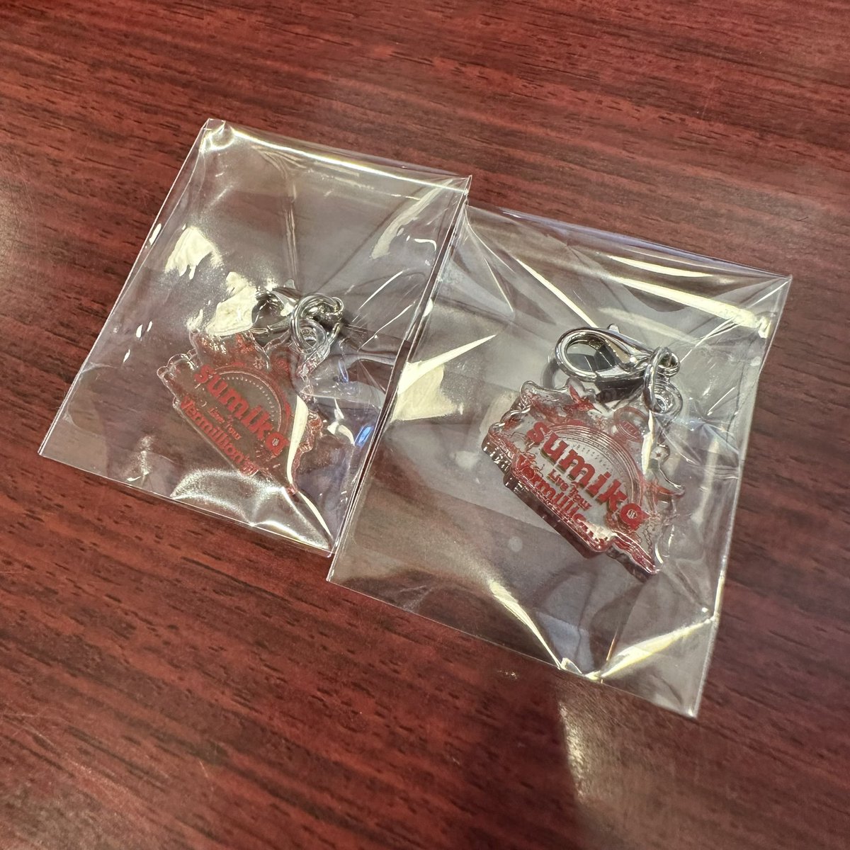 key04mika's tweet photo. sumikaのガチャ交換希望です

【譲】シューレースチャーム（赤）※おそらく左上のものです。
【求】グッズ画像の✖️印以外

現地交換希望です。

#sumika
#スミヴァーミ
#仙台 https://t.co/Veu536xR7h