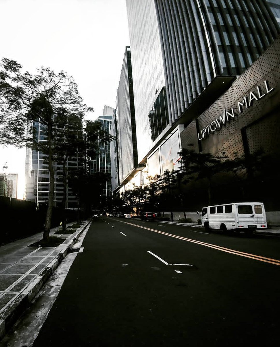 Verlanphoto's tweet photo. Golden hour at uptown mall, bgc where modern city vibes meet urban elegance😎📸#bgctaguig #uptownmall #streetphotography https://t.co/csi46dzshY