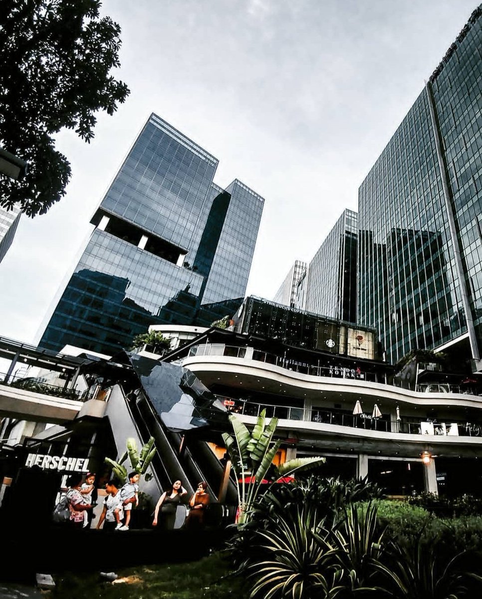 Verlanphoto's tweet photo. Golden hour at uptown mall, bgc where modern city vibes meet urban elegance😎📸#bgctaguig #uptownmall #streetphotography https://t.co/csi46dzshY