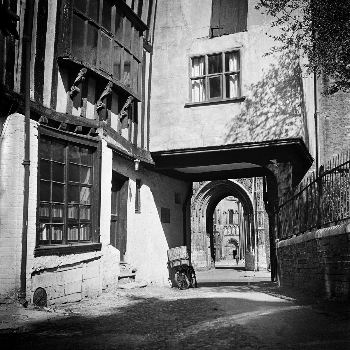 Do you recognise this view? 👀

This photo from 1947 looks through the archway under number 14 Tombland in Norwich.

In the distance is the 15th century Erpingham Gate, into the cathedral precinct and the west front of Norwich Cathedral.
