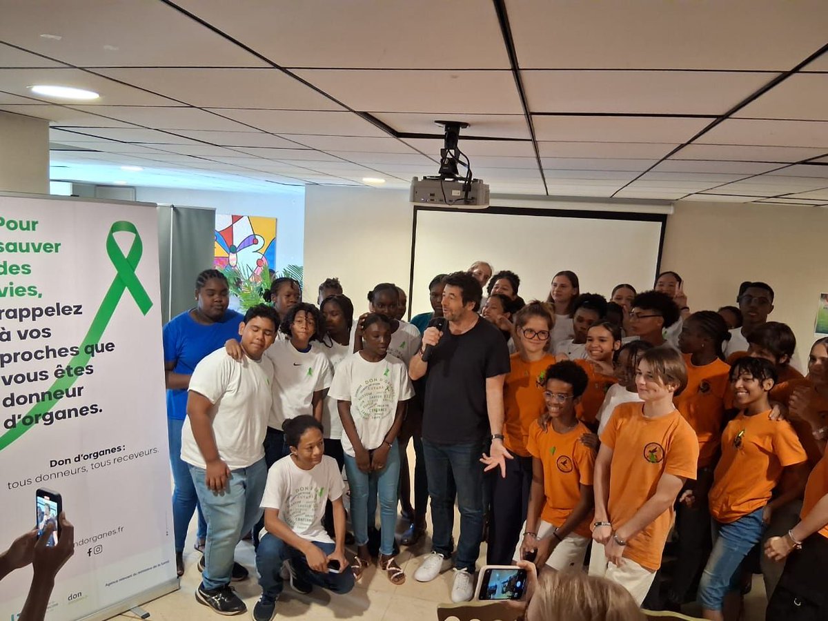 V_DON_ORGANES's tweet photo. Patrick Bruel, un artiste engagé, soutient le don d’organes en Guyane ! 💚
De passage en Guyane pour son concert, Patrick Bruel a visité le Séminaire "Don d’organes et greffes aux Antilles". En présence du Ministère de la Santé (ARS et ABM), il a échangé sur cette cause vitale. https://t.co/9U6j5zTeaG
