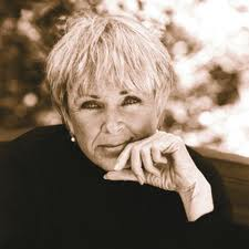 SofiaSici's tweet photo. Créditos a LORWEN108. Antes de despertar, la vida de Byron Katie era una pesadilla.

Sufría de depresión clínica, agorafobia y adicción al alcohol. Durante casi diez años, apenas podía salir de su habitación.

El odio hacia sí misma la consumía tan completamente que dormía en el suelo, sintiéndose indigna de una cama.