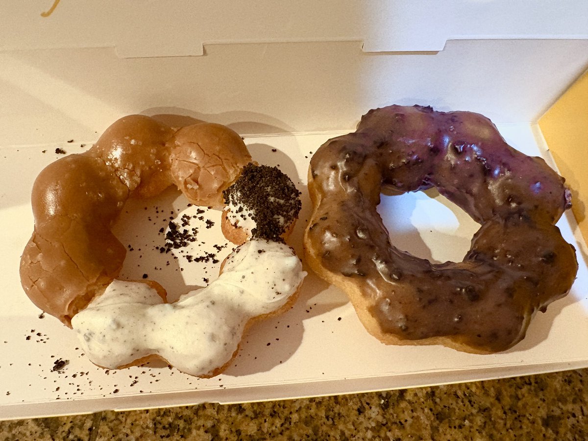 Queenie4ever's tweet photo. Crispy ramen mozzarella Korean corn dog & mochi donuts #nationalcorndogday #maplesyrupsaturday #cookiesandcreme #maple #blueberry https://t.co/iBdC3zT0fr