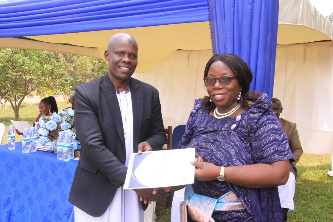 Buganda_Culture's tweet image. Olukiiko lw'ekitongole ky'obuwangwa n'obulambuzi mu Kyaddondo lutongozeddwa.
Omumyuka Owookubiri owa Kaggo Dr. Fiona Kalinda ng'atongoza olukiiko luno asabye abaweereddwa obuvunaanyizibwa abakulirwa Dr. Zaitun Baboolamwavu, okutuukiriza obulungi ebibasuubirwamu.