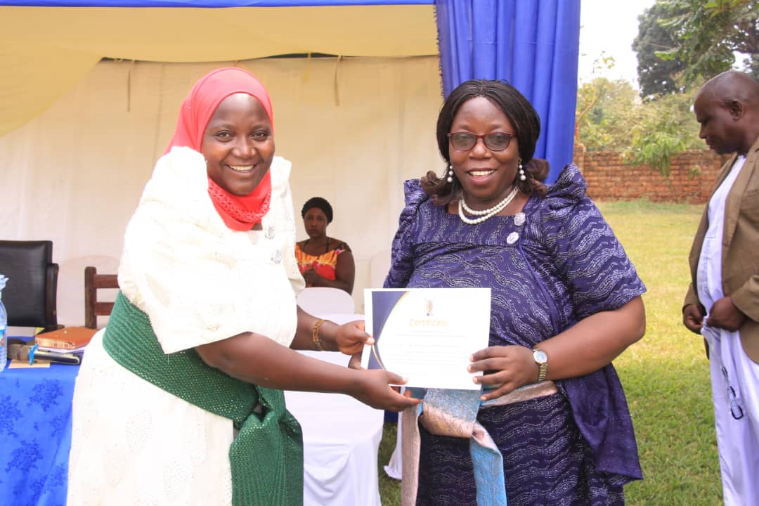 Buganda_Culture's tweet image. Olukiiko lw'ekitongole ky'obuwangwa n'obulambuzi mu Kyaddondo lutongozeddwa.
Omumyuka Owookubiri owa Kaggo Dr. Fiona Kalinda ng'atongoza olukiiko luno asabye abaweereddwa obuvunaanyizibwa abakulirwa Dr. Zaitun Baboolamwavu, okutuukiriza obulungi ebibasuubirwamu.