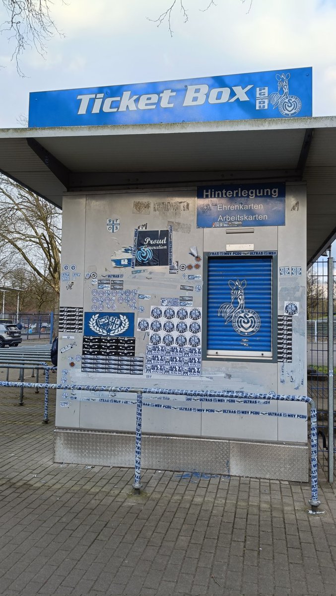 PuckJansen1954's tweet photo. Ook tegen het tweede van #Schalke zaten er weer 16.000 in het stadion. Wordt weer tijd voor de 3. Liga...... #MSVS04 4-0 https://t.co/d88iarTJy8