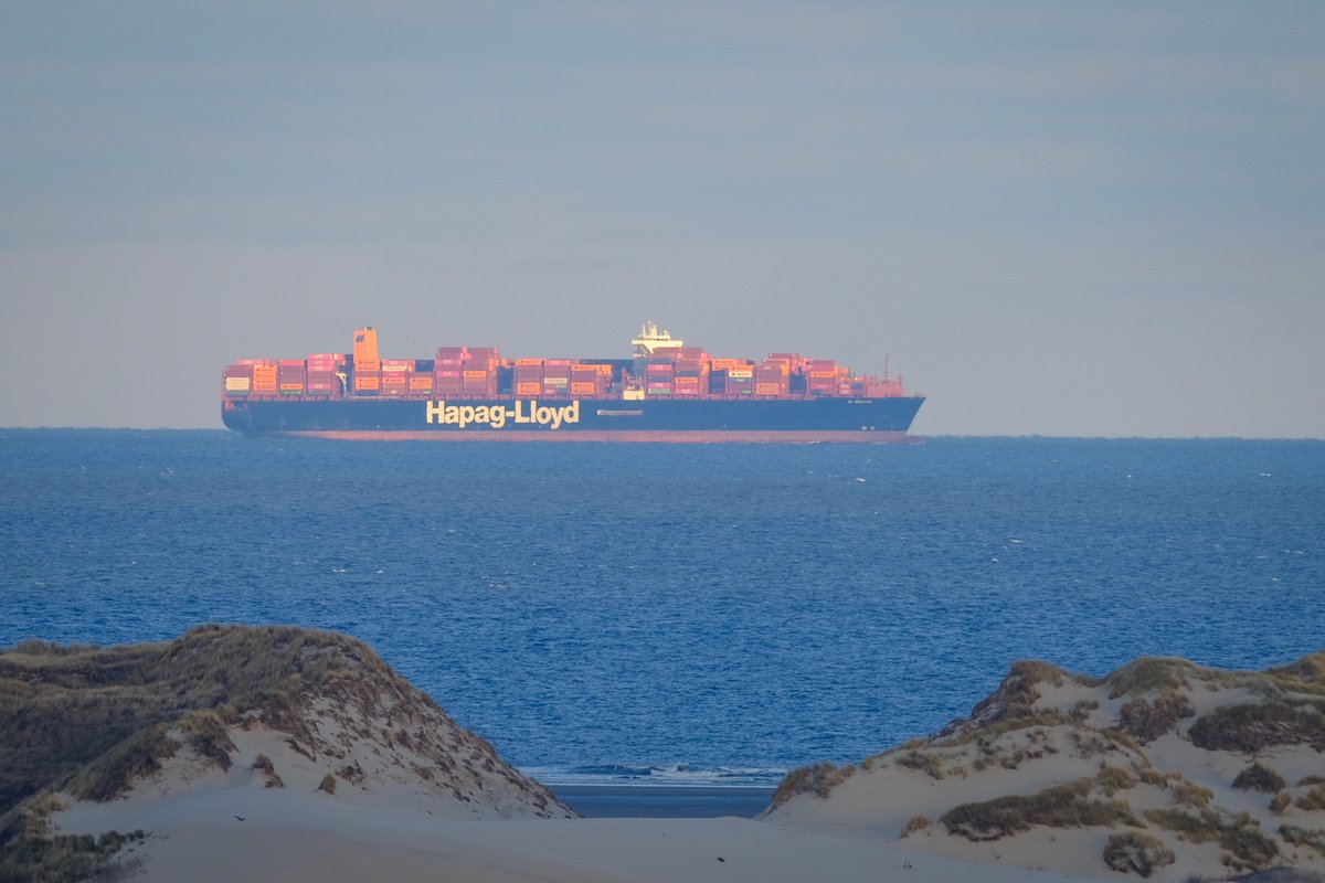 Goedemorgen mensen,

Het is vandaag een mooie heldere maar frisse dag.
Noordelijk van het eiland (10 mijl afstand) vaart momenteel de Al Jmeliah
met een lengte van 368 meter en een breedte van 51 is het nog niet eens het grootste type wat hier rondvaart.
Fijne dag!