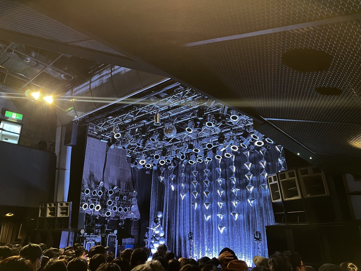 nemo_g's tweet photo. 番号が番号なのでO-WESTの上手壁後方から…この会場来て番号後半の時は大体この辺陣取ってる😆✨
#INUWASI #GraduationLive #イヴ https://t.co/kBVWv12ANV
