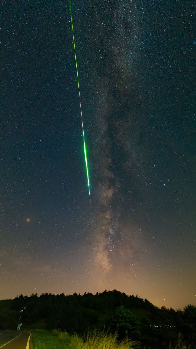 earthcurated's tweet photo. A meteor and the Milky Way ☄️🌌 https://t.co/yZj4n7jUsQ