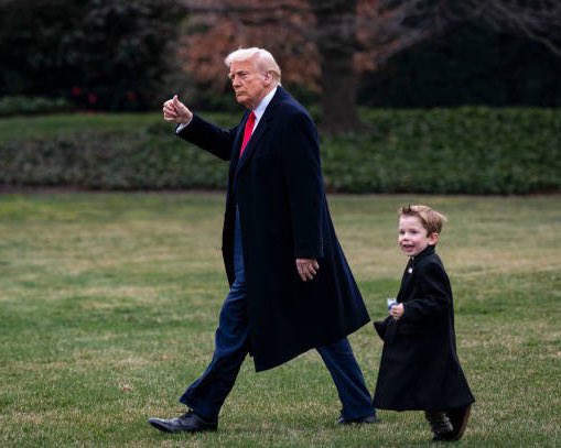 ChrisExcel102's tweet image. Lord Elon turned a USA president into a baby sitter 😭😭😭
He’s a true South African 😭