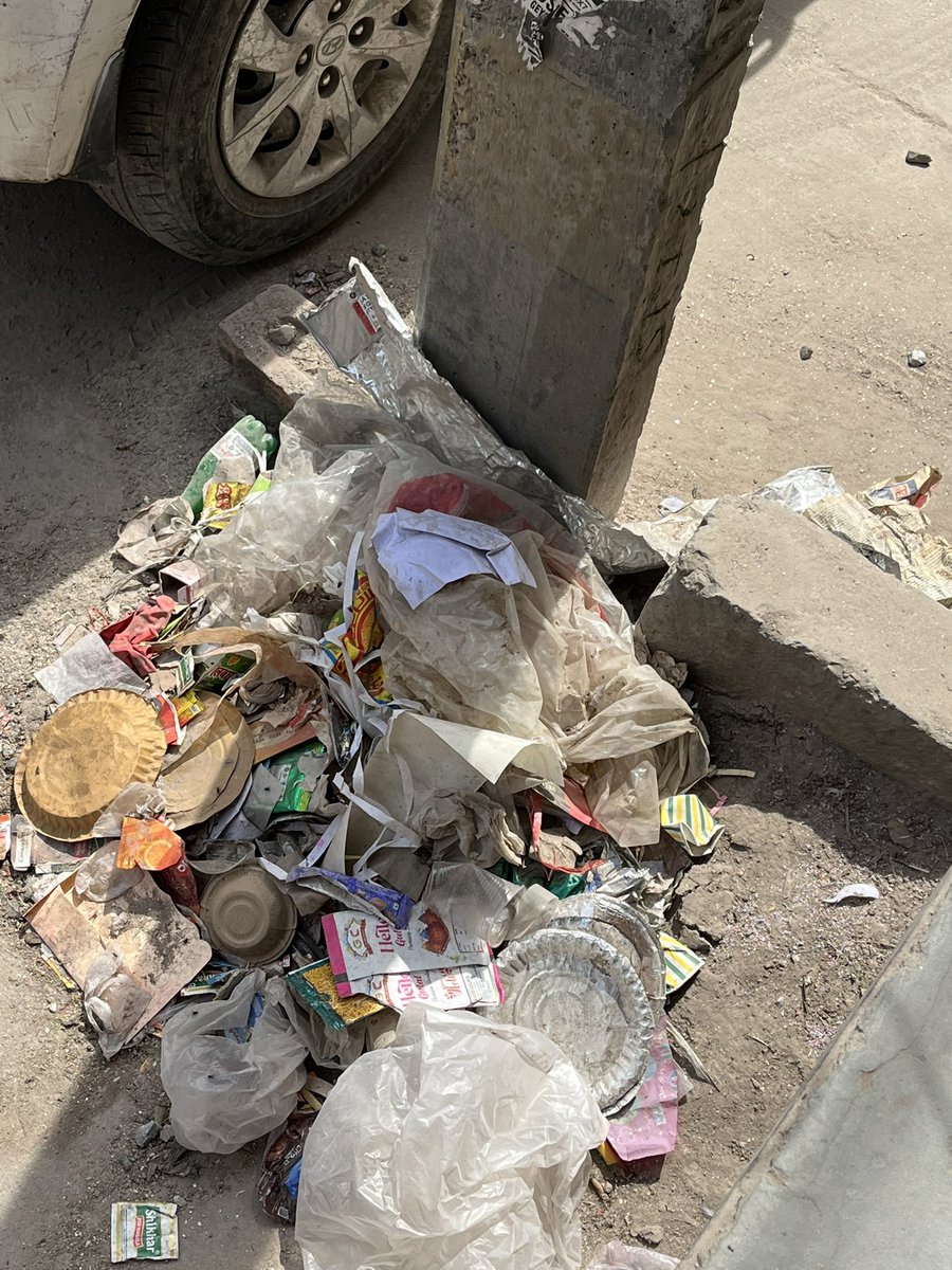 deep762400's tweet photo. @MCD_Delhi 
Ward no 37 
Ramesh pradhan councilor 
Kirari vidhansabha 

Pure road par jagah jagah ese kude ke dher lage hue 

9250762400 https://t.co/V8kZsHCfzI
