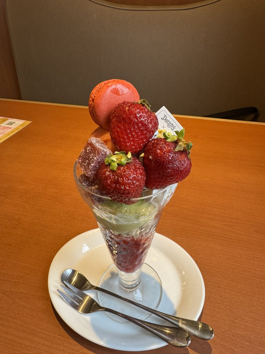 MtoursMtours's tweet photo. 気になってたデニーズのアオキサダハルのパフェ〜🍓💖ちょっと苺が傷んでるのが残念だった😭 https://t.co/i6N4qr0wyT