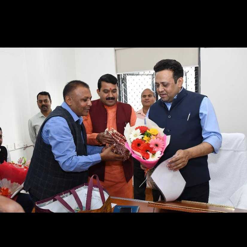 प्रदेश के सबसे ताकतवर सीनियर आईएएस उत्तर प्रदेश के मुख्यमंत्री के सचिव व प्रदेश के गृह सचिव बड़े भाई आदरणीय संजय प्रसाद जी बेहद सरल और नेकदिल इंसान आपकी जितनी प्रशंसा की जाए उतनी ही कम है
आपकी सदा ही जय हो 
<a href="/IASassociation/">IAS Association</a> @ sanjay parsadIAS <a href="/sonalgoelias/">Sonal Goel IAS 🇮🇳</a>