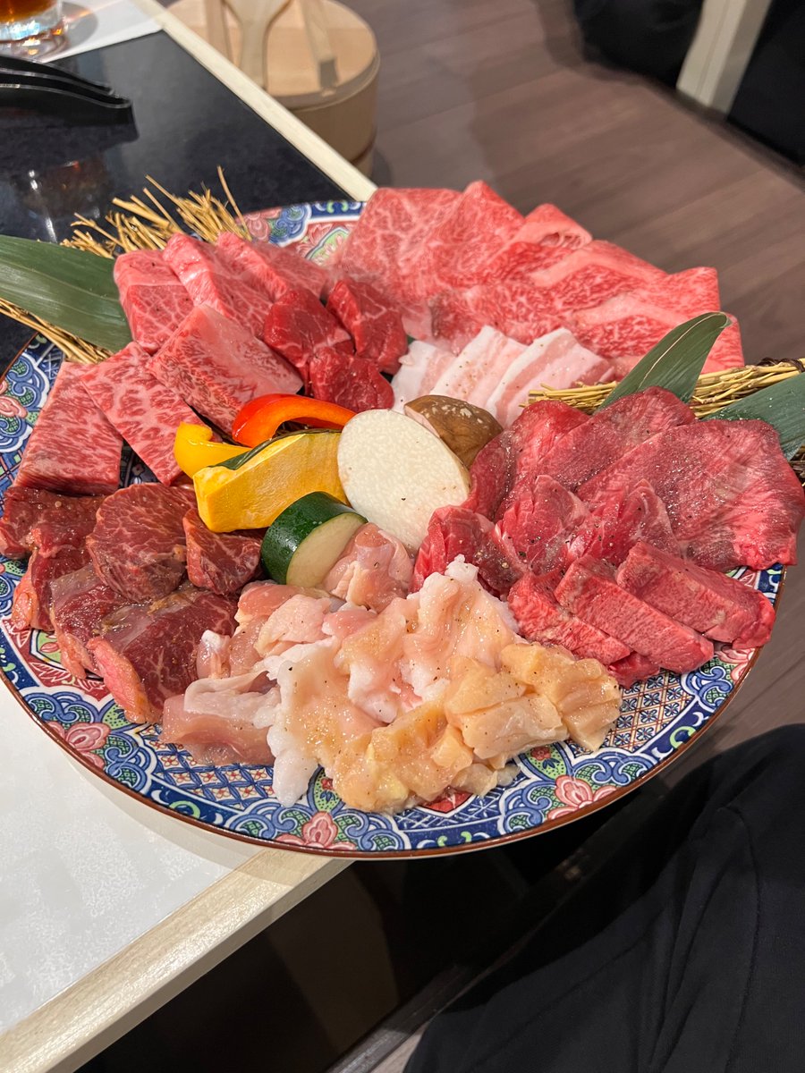mitsuboshi_7's tweet photo. 飲み放題付でA5ランクのお肉コース6500円、しかも鶏肉・豚肉・冷麺付きの最高なコース！

📍大阪   西中島南方
   【焼肉はうす たられば】

※梅田駅から1-2駅
※新大阪から歩いても行ける(10-15分)

焼肉はうすたられば

■6500円のコース
・キムチ4種
・チョレギサラダ
・ご飯(ライス)
・塩タン
・ミスジ
・サーロイン
・内モモ
・ハラミ
・とりもも
・テッチャン
・ミノ
・ロース焼きしゃぶ
・黒豚バラ
・タンカルビ
・上厚切りタン
・焼き野菜

<料理に関する情報>-----------------
※お米は、三重県伊賀市のはさがけ米
自然乾燥的な方法で乾燥をさせるので
お米の味がよくなると言われています。

※お肉はBMS10番を使用していて
丸ごと一頭買いしている。

B.M.Sの8~12をA5ランクと
定義されています。

その中でもBMS10を選んで
お肉を仕入れているようです。

更に一頭買いもしているので
希少部位も楽しんでいただける。

お肉は全て鹿児島の黒毛和牛！

タレは塩以外は自家製とのこと。
------------------------------------

総評としては
こんなにたこだわりのお肉が食べれて
6500円で飲み放題なのはお得すぎる。

牛のみならず鶏肉・豚肉もこだわっていて
とても美味しくいただけました。

鹿児島では味噌だれで食べる
みたいな文化もあるみたいで
その味噌だれのおいしさに感動して
お店でも入れることを決めたようです。

------------------------------------

<お店の名前の由来について>
店主さんが人生ふらふらしてた時期に
焼肉やりたいなーってずっと言ってて
〜できってたら、〜ればって言ってて
ようやく実現した焼肉屋で”たられば”
という店名をつけたみたいです。

2店舗やる時は”たなぼた”に
するようです。笑

------------------------------------

ミスジにはおろしポン酢をつけて食べる。
⇨さっぱいしていて美味しい。

・塩タン→柔らかくてすごく芳醇。
厚切りタン→上に同じく芳寿豚。
噛めば噛むほど美味しい系。

・ロース焼きしゃぶ
砂糖入ってる？みたいな味わい甘さがある。
ウルトラうまい。

・ミスジは太めのやつ(サーロインの横)
→ぷりっぷり。お？もちもち？みたいな味わい。
超美味しい。

・タンカルビ
→めっちゃコリコリしてて美味しい。

・テッチャン｜ミノ
結構焼いてから食べた。
脂が重たくなくて美味しかった。

久しぶりにホルモンを食べたので
ホルモンってこんな美味いしかった？
ってなりました！！

・サーロイン
これも超美味しかった。

・内モモ
肉肉しくてかみごたえもあって満足度高め。

・ハラミ
・鶏もも肉
・黒豚バラ
これも脂も甘いし美味しい。
フルーティな焼肉のタレと相性抜群。

・タンカルビ
こりこりしててたまらんかった。
これも美味しいです。

全体的にお肉も美味しいし
お酒もありったけ飲めるので
かなりお得で行くべきです！

1月とかずっと満席くらいな状態が
続いていたようです！(すごい！)

是非行ってみてください！

大阪グルメ、焼肉