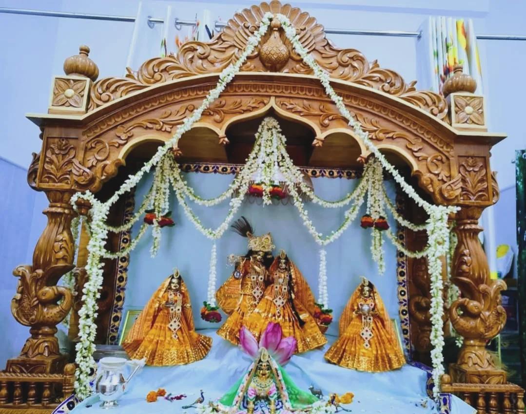 RadheRadhe2115's tweet photo. 💐🌈🌈💐 Happy Holi 💐🌈🌈💐
🌿🌷 श्री चित्रा सखी मंदिर, बरसाना 🌷🌿

#radheradhe2115 #radhe_radhe2115 #radhakrishna_shringar #incredibleindia #राधे_राधे #braj #vrindavan #barsana #radhakrishna #shriji #radha #radharani #shriradhe #radhekrishna #राधाकृष्ण #harekrishna https://t.co/lMDvh6kXQL