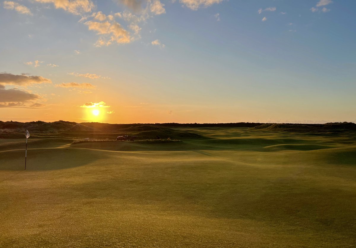 kevinmarkham's tweet photo. Cool🥶 sunrise on a March day, today

@ArklowGolfLinks looking superb dressed in shadow. 
#iphone
@DGgolfguide 
#golf https://t.co/865XzUfByn