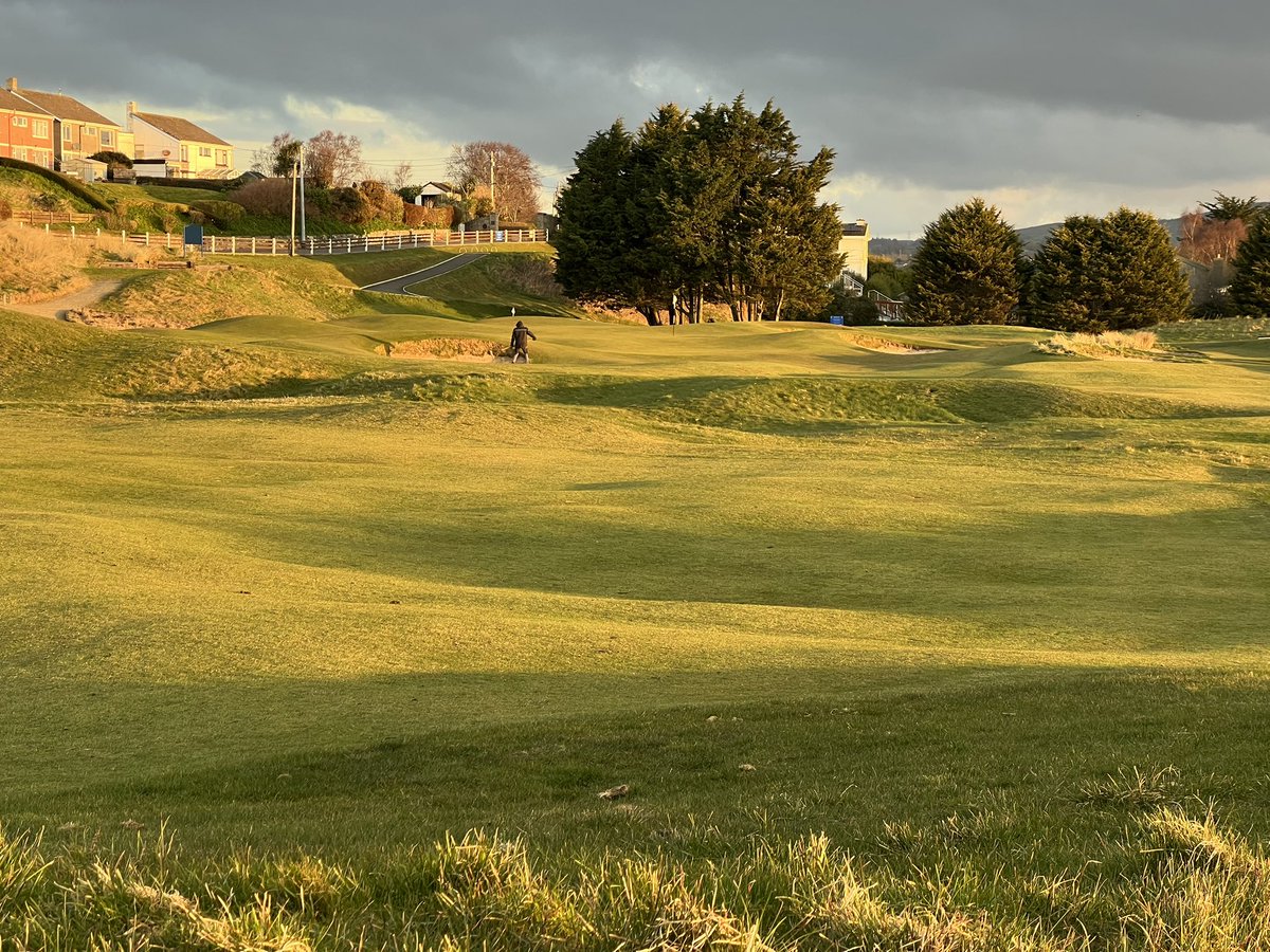 kevinmarkham's tweet photo. Cool🥶 sunrise on a March day, today

@ArklowGolfLinks looking superb dressed in shadow. 
#iphone
@DGgolfguide 
#golf https://t.co/865XzUfByn
