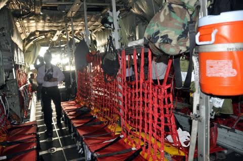 ドトールのテラス席のイス
これC-130のキャビンのシートじゃん